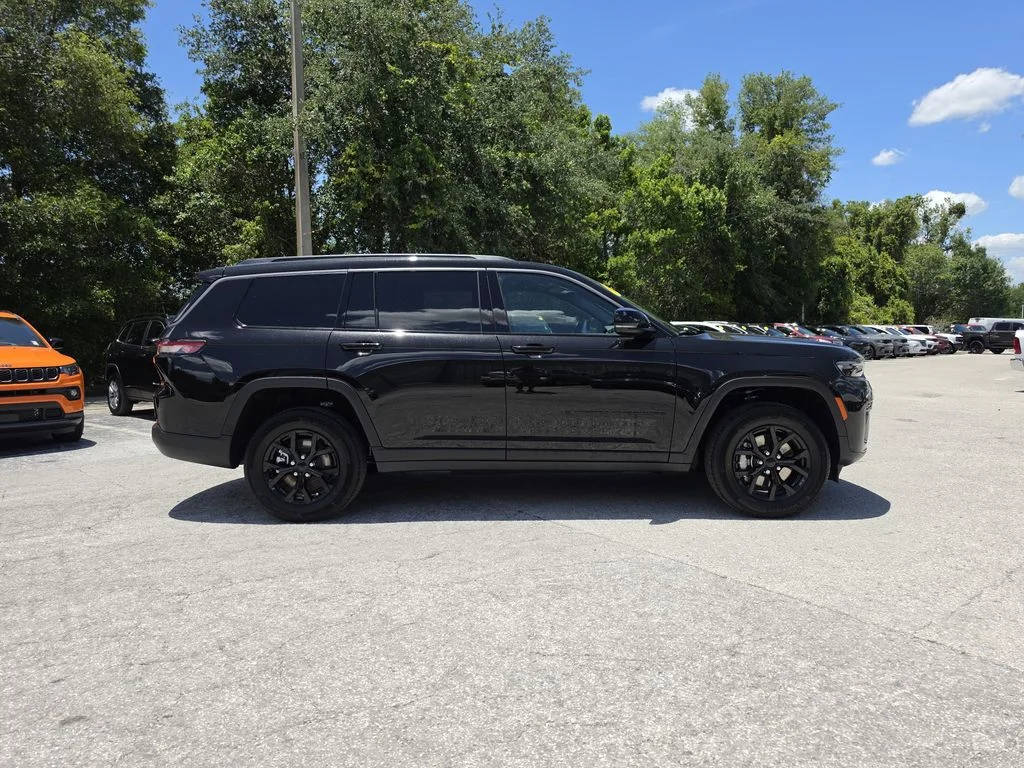 New 2026 Diamond Black Crystal Pearl-Coat Exterior Paint Jeep Altitude image 3