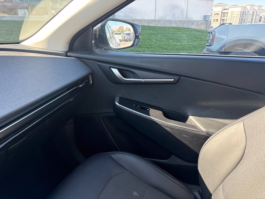 Certified Used 2024 Snow White Pearl Kia Light image 28
