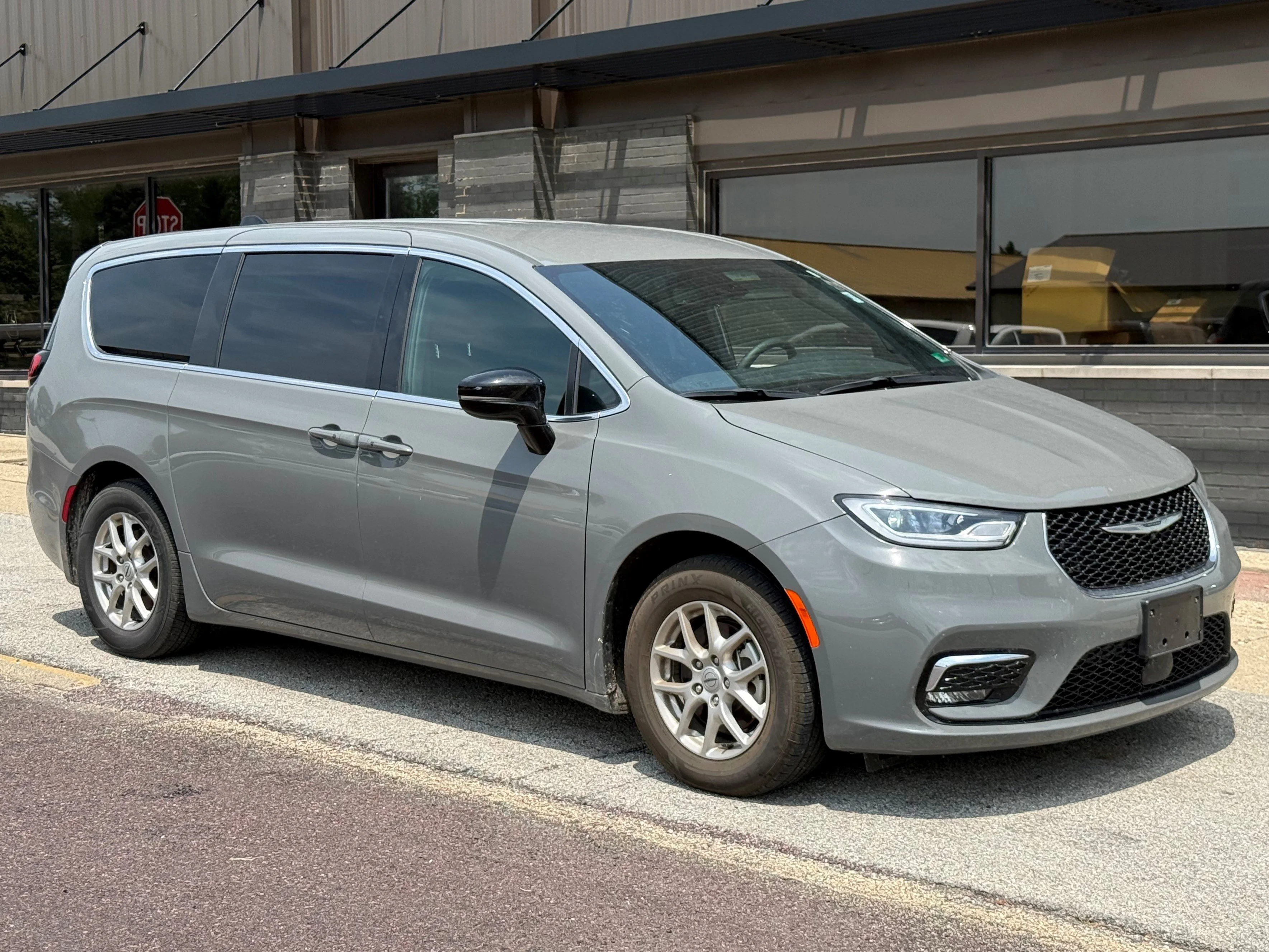 Used 2025 Ceramic Gray Clearcoat Chrysler Select image 3