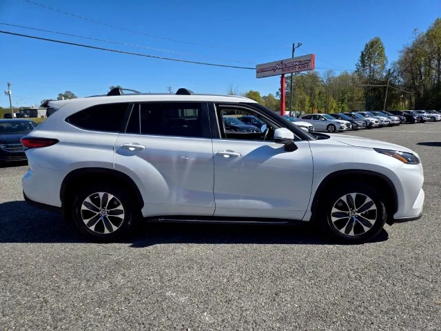 Used 2023 Beige Toyota XLE image 8