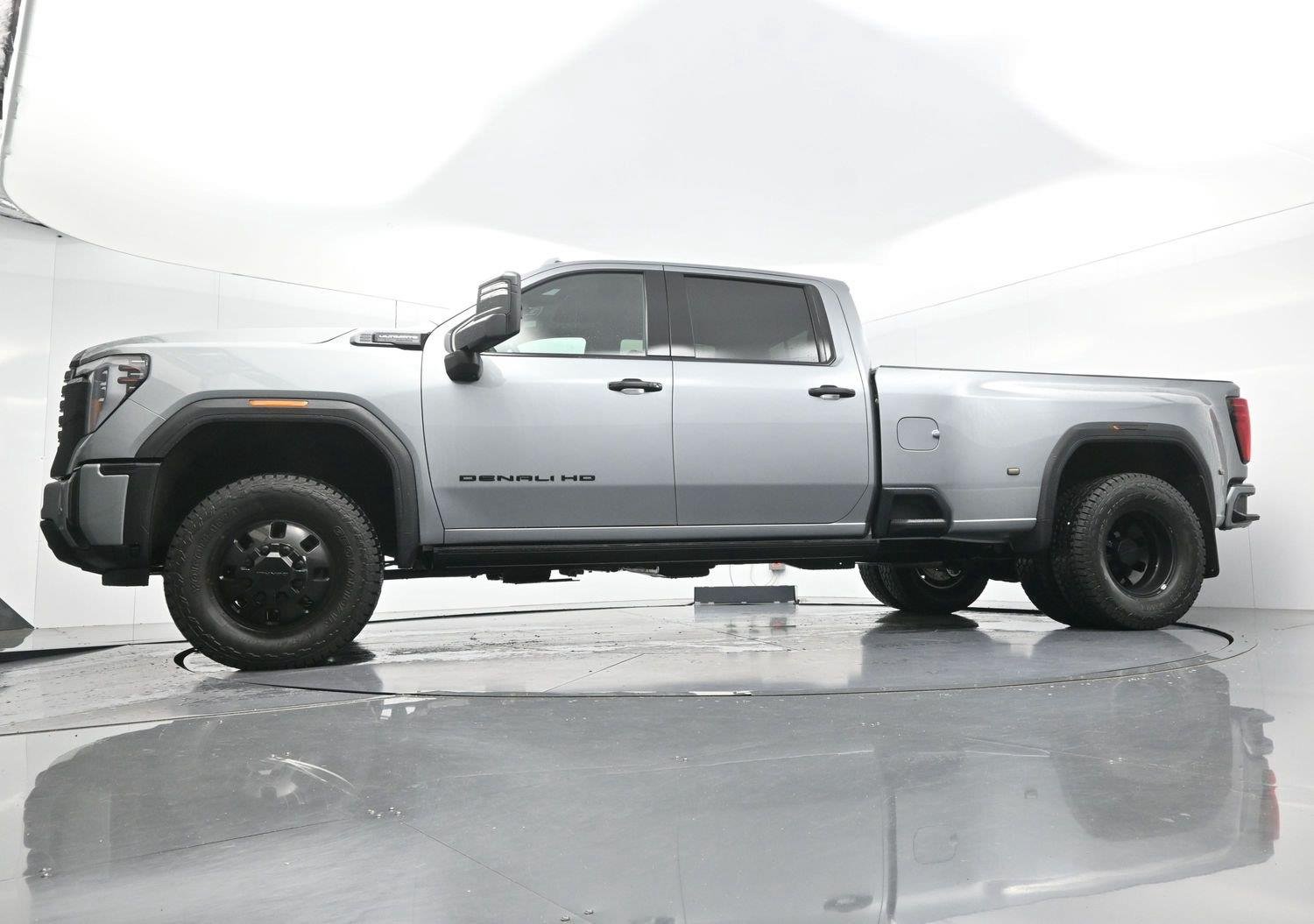 Used 2025 Sterling Metallic GMC Denali Ultimate DRW image 50