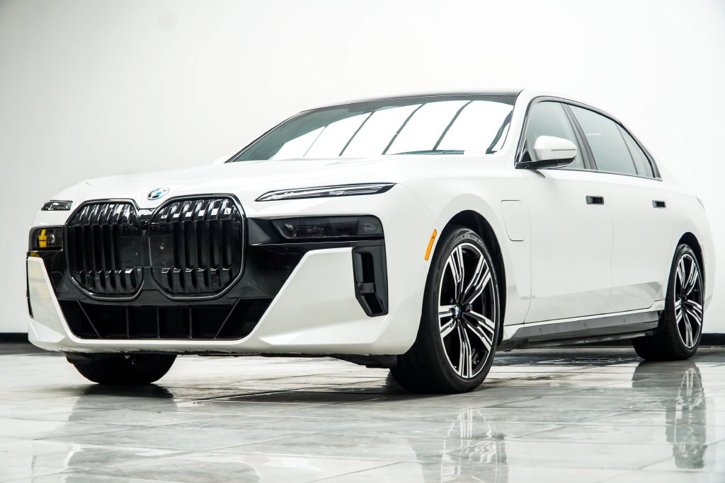 Used 2025 White BMW 750e xDrive image 15