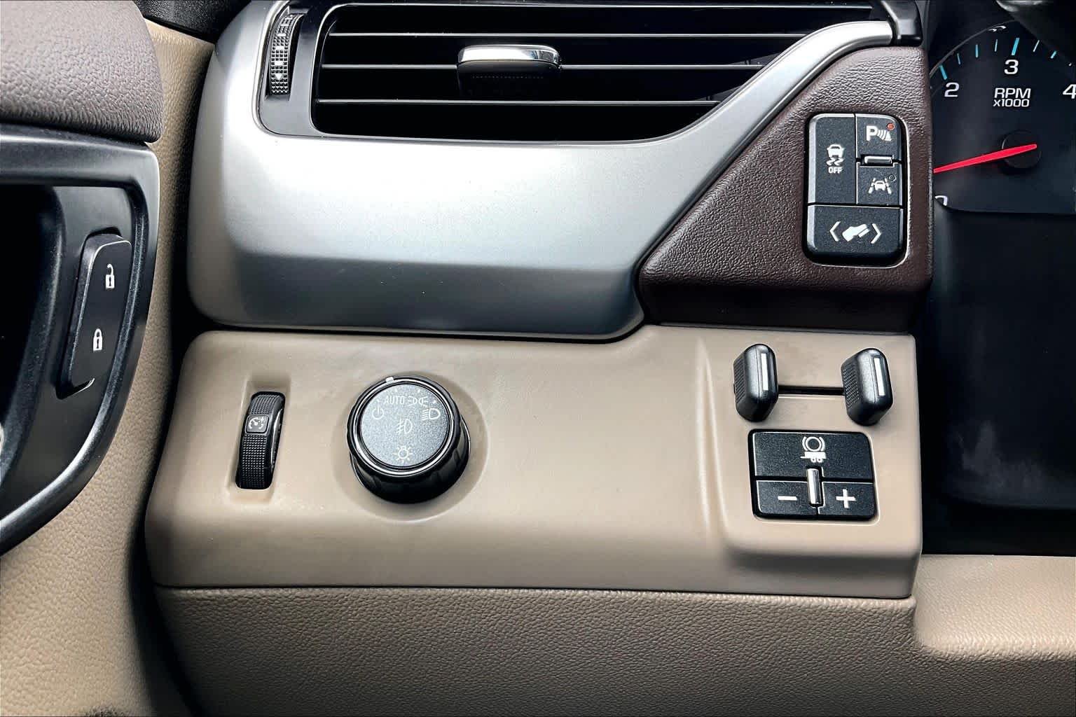 Used 2019 Iridescent Pearl Tricoat Chevrolet LT image 35