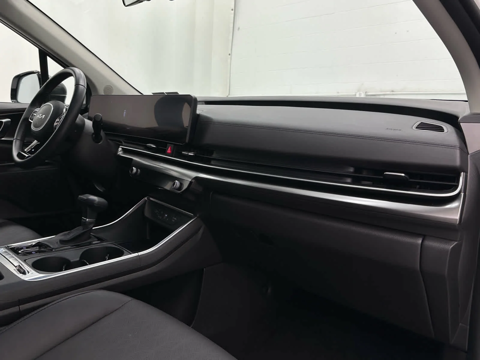 Used 2025 Snow White Pearl Kia SX image 18
