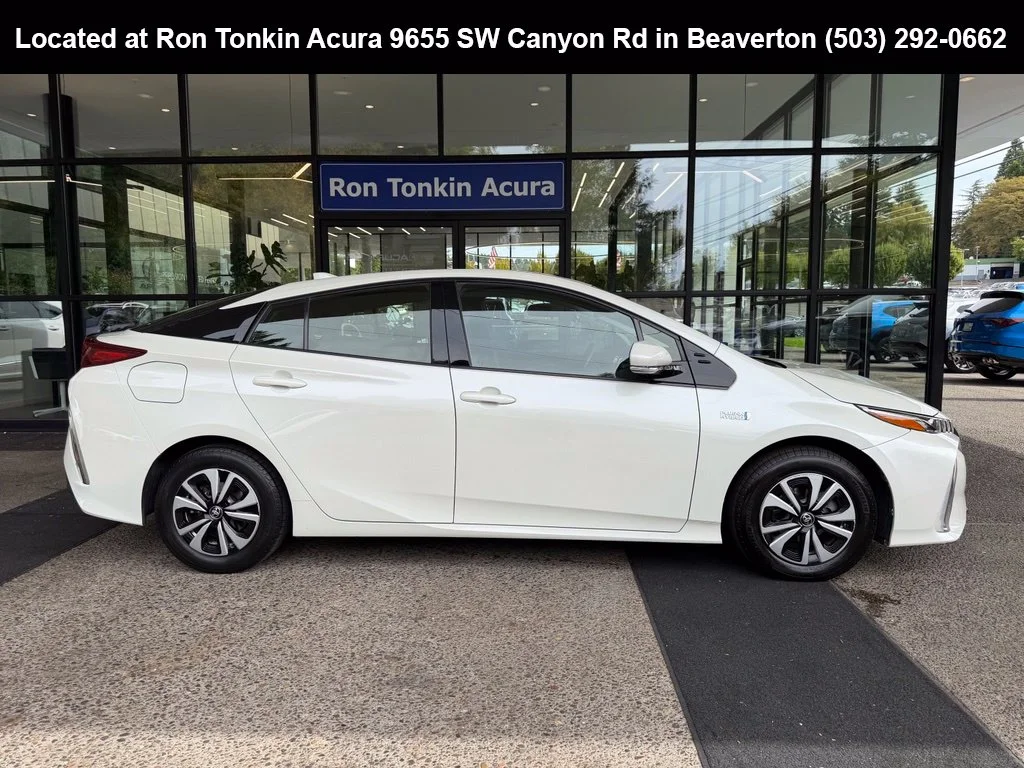 Used 2017 Blizzard Pearl Toyota Premium image 8