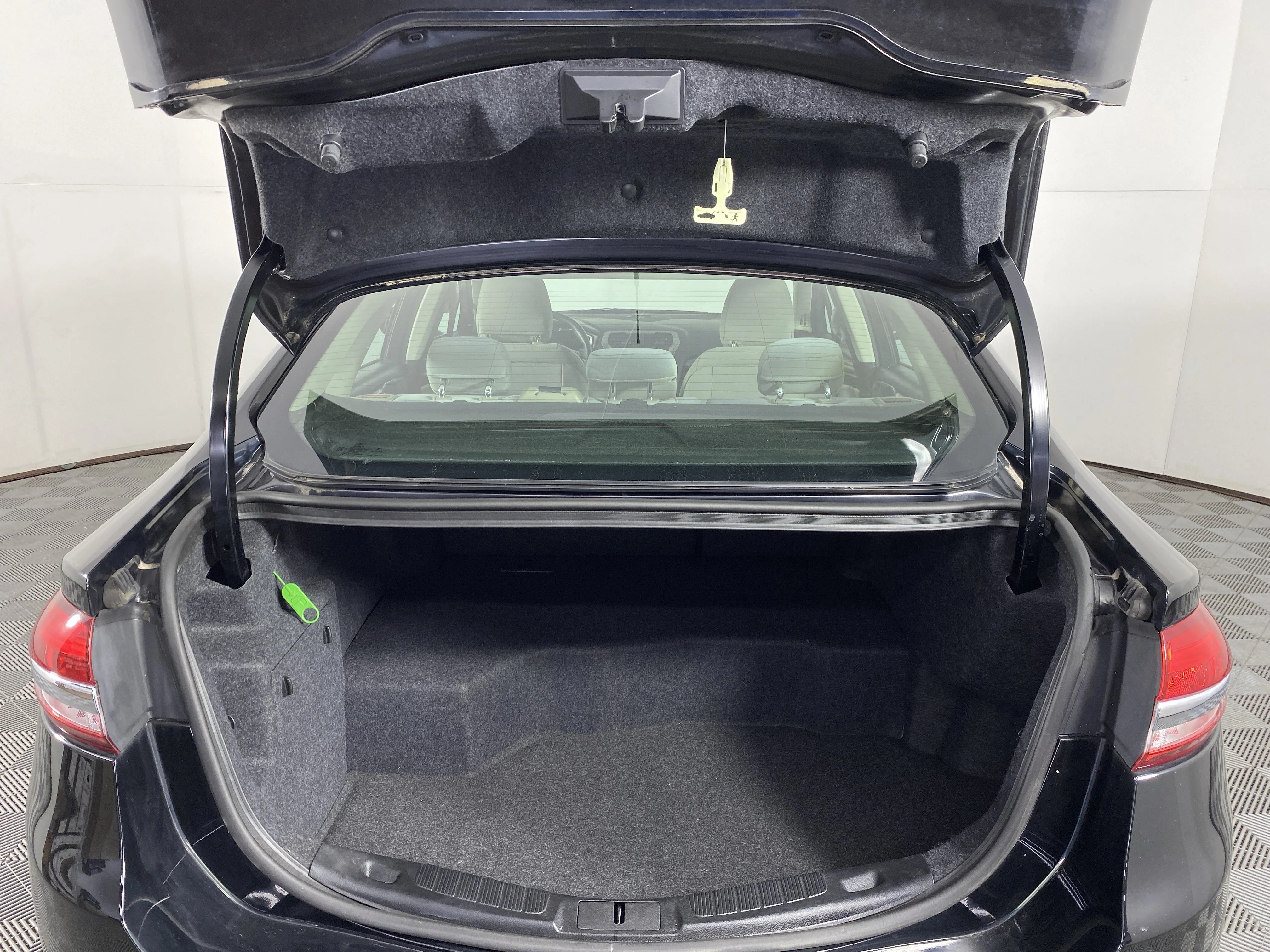 Used 2018 Shadow Black Ford S image 31