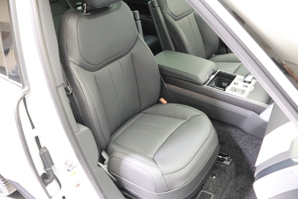 New 2027 Fuji White Land Rover SE image 40