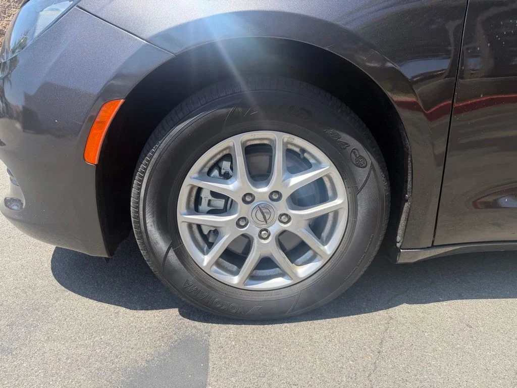 Used 2022 Gray Chrysler LX image 5