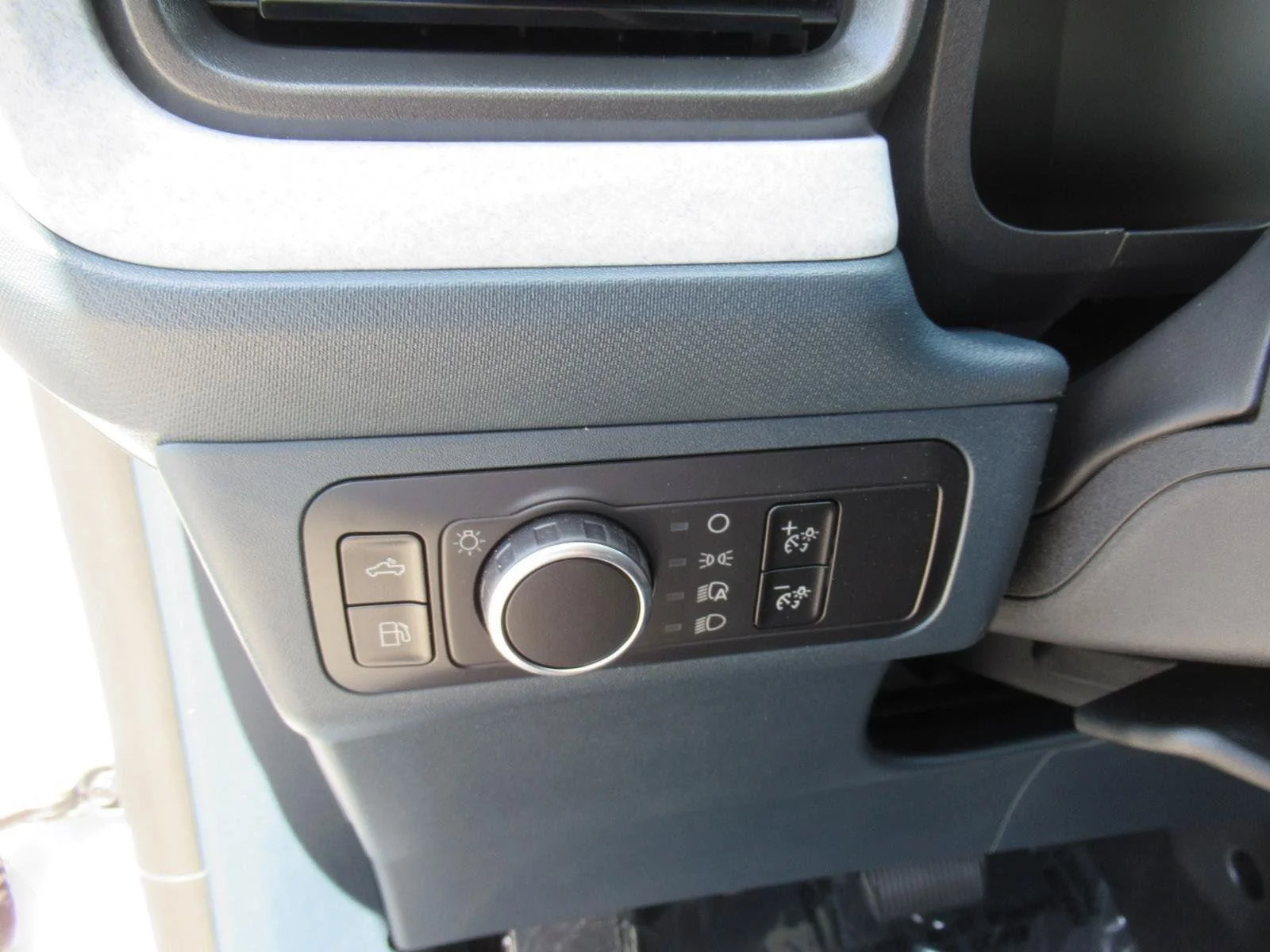 New 2026 Oxford White Ford XLT image 17