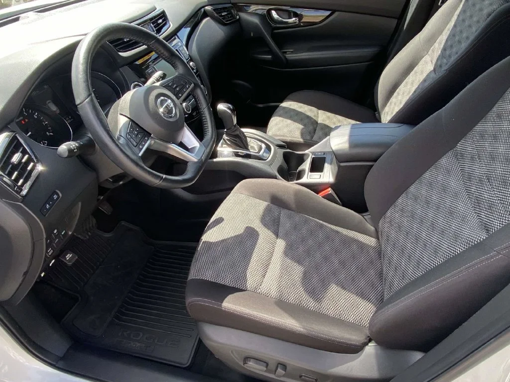 Certified Used 2022 White Nissan SV image 17