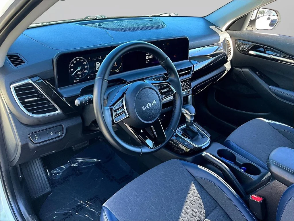 Used 2024 Snow White Pearl Kia S image 18