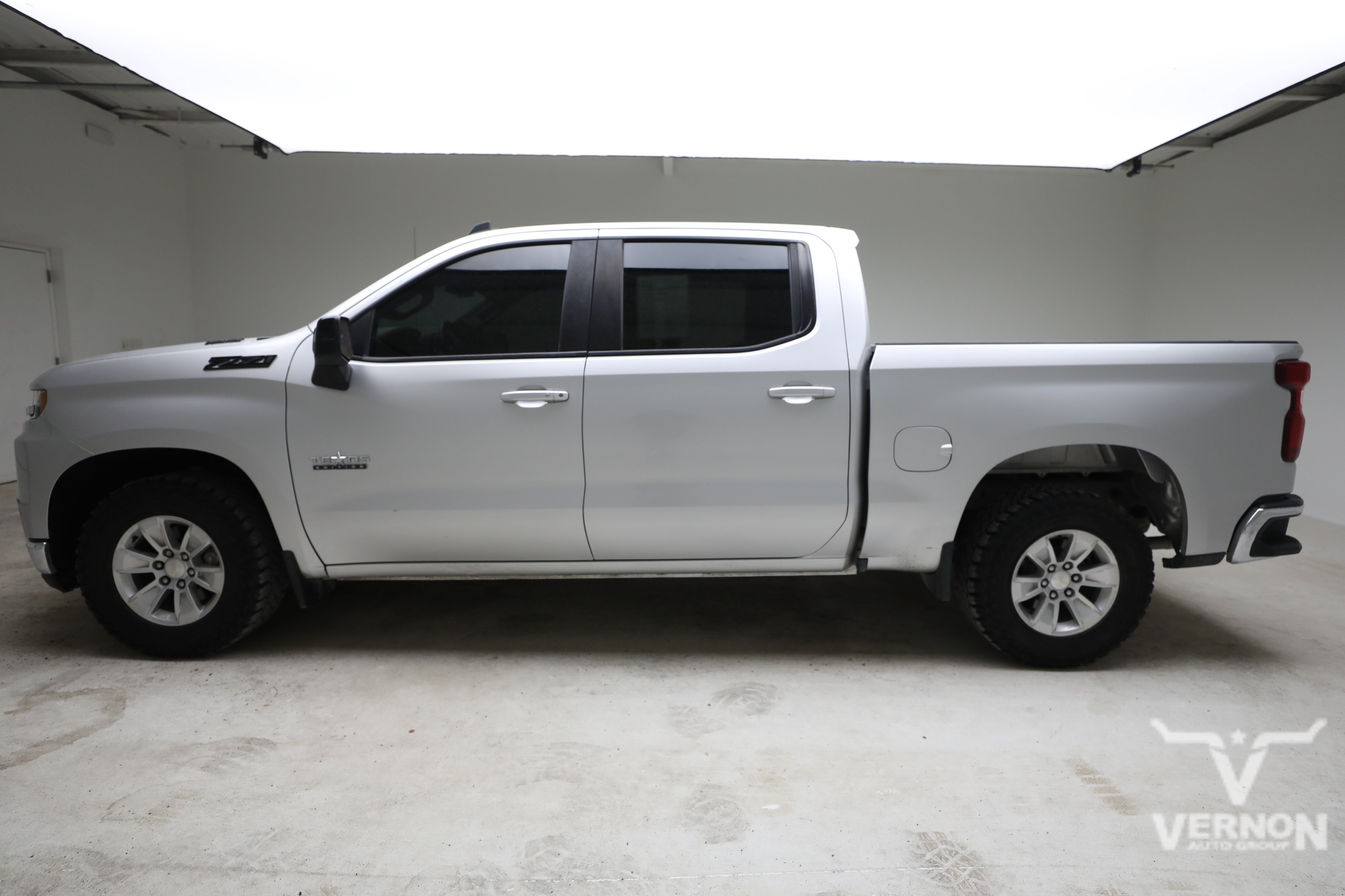 Used 2021 Silver Ice Metallic Chevrolet Y image 2