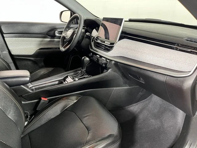 Used 2023 Gray Jeep Latitude Lux image 44