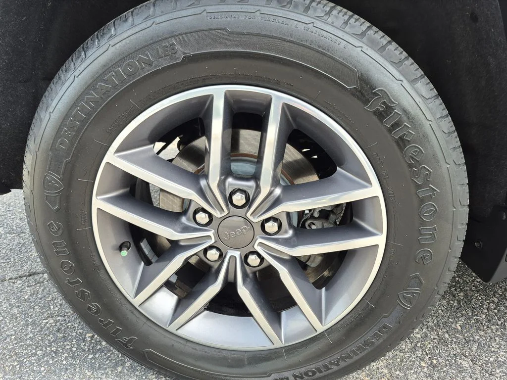 Used 2020 Silver Jeep Limited image 9