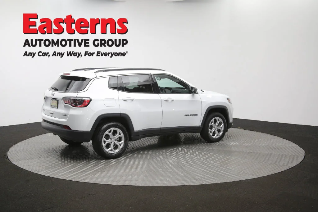 Used 2024 White Jeep Latitude image 37