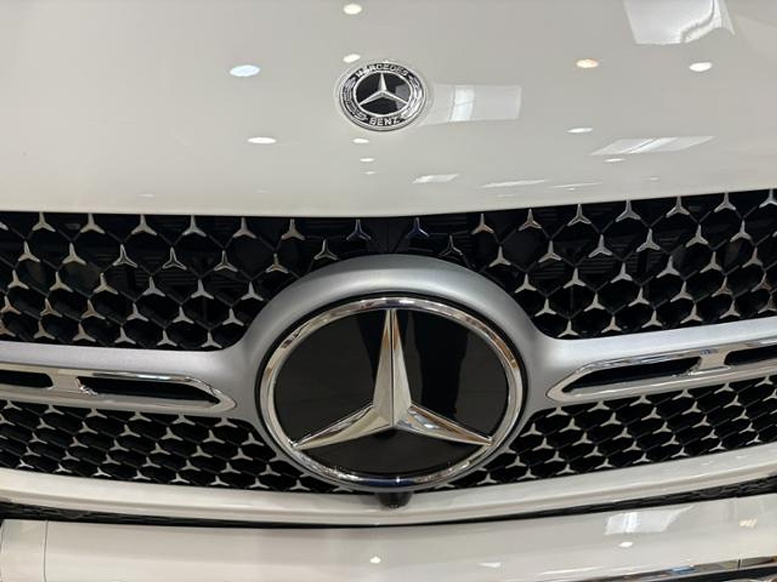 New 2026 MANUFAKTUR Moonlight White Metallic Mercedes-Benz  image 6
