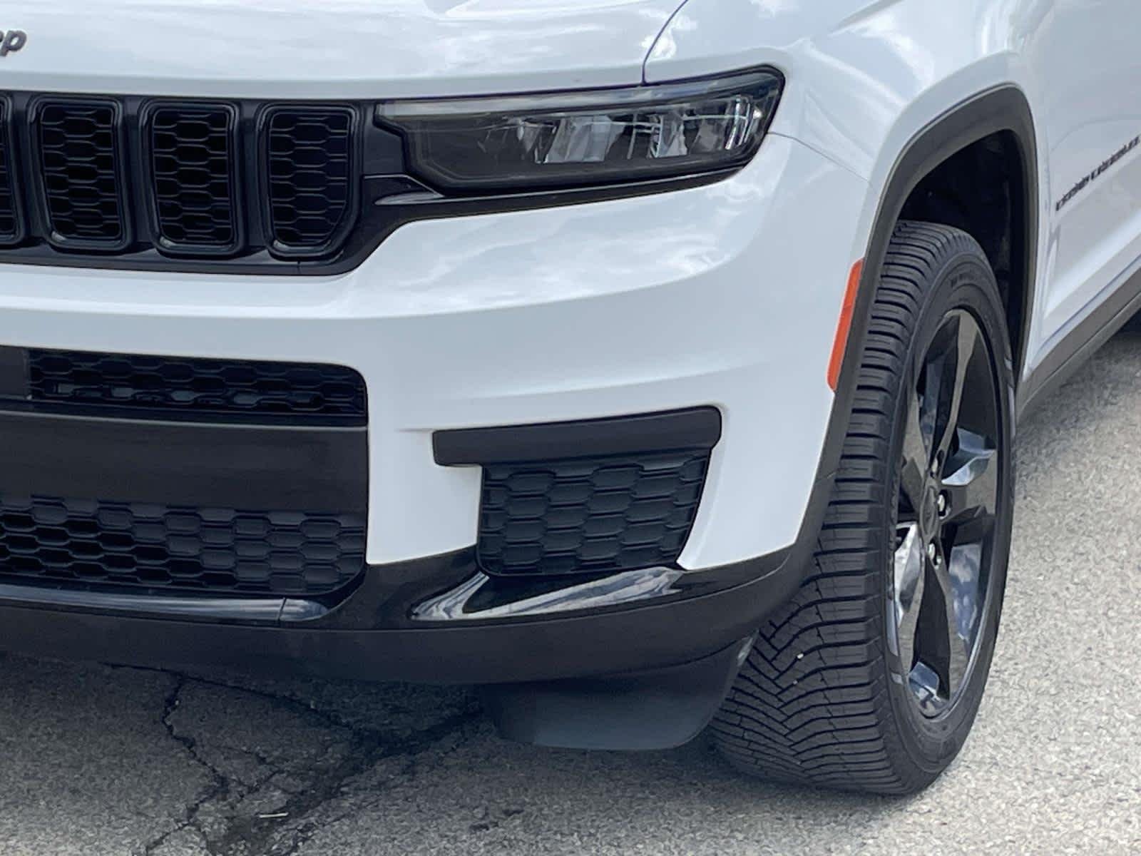 Used 2023 Whi/white Jeep Altitude image 13