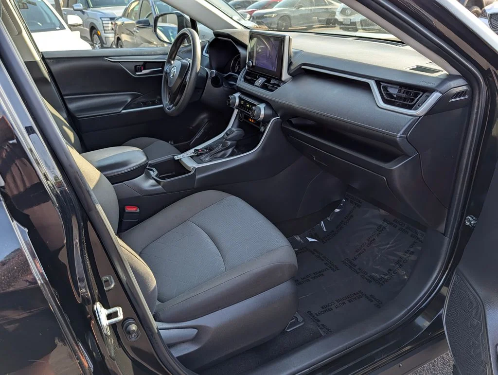 2024 Toyota RAV4 XLE - Photo 9