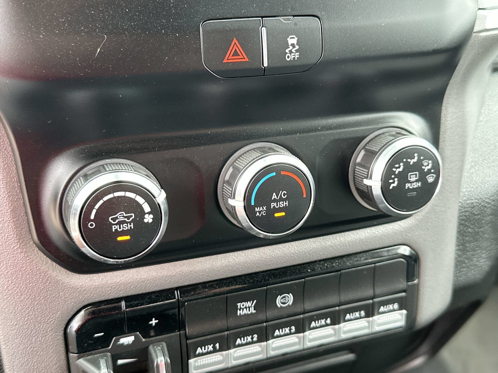 2024 RAM Ram 3500 Chassis Cab SLT - Photo 17