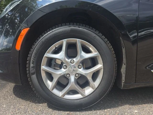 Used 2019 Brilliant Black Crystal Pearlcoat Chrysler Limited image 3