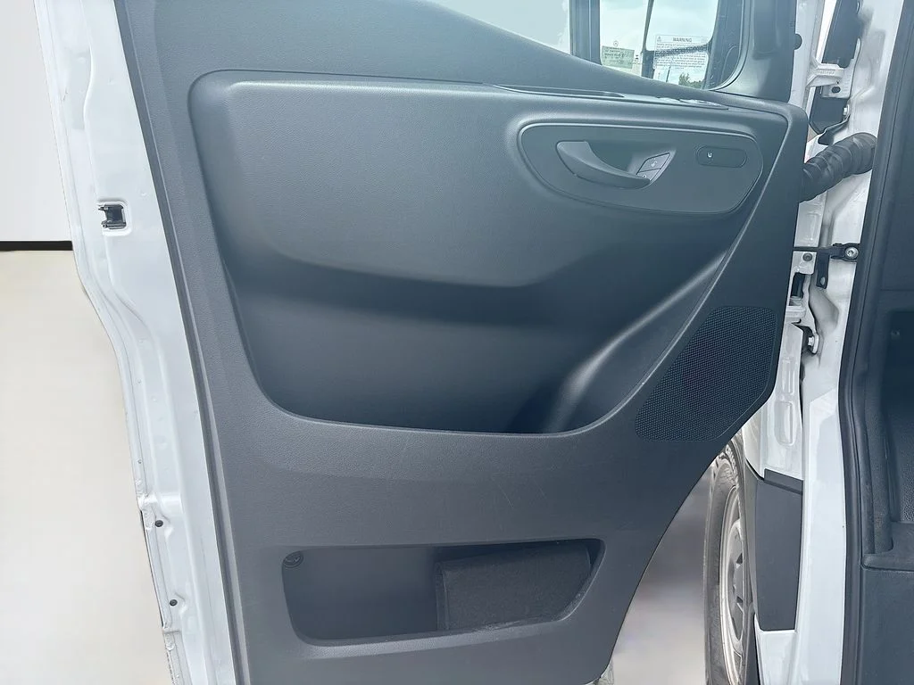 Used 2025  Mercedes-Benz Cargo 144 WB image 30