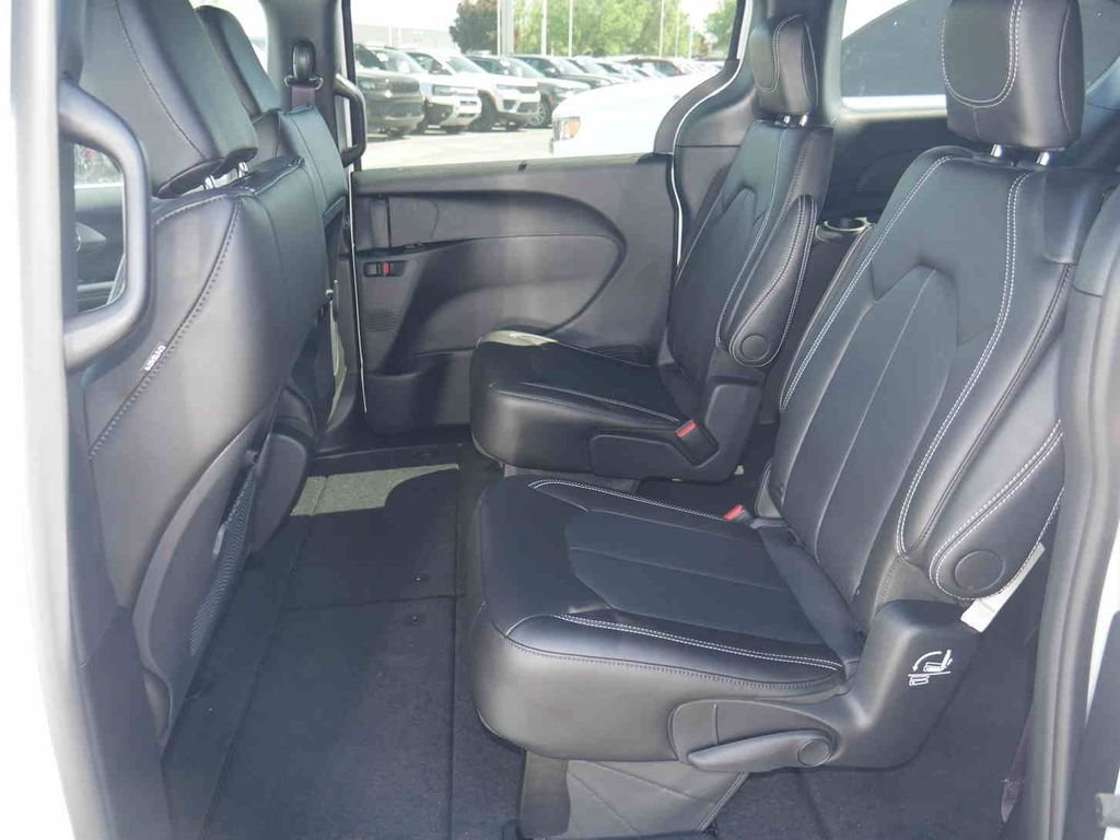 New 2026 Bright White Clear-Coat Exterior Paint Chrysler  image 13