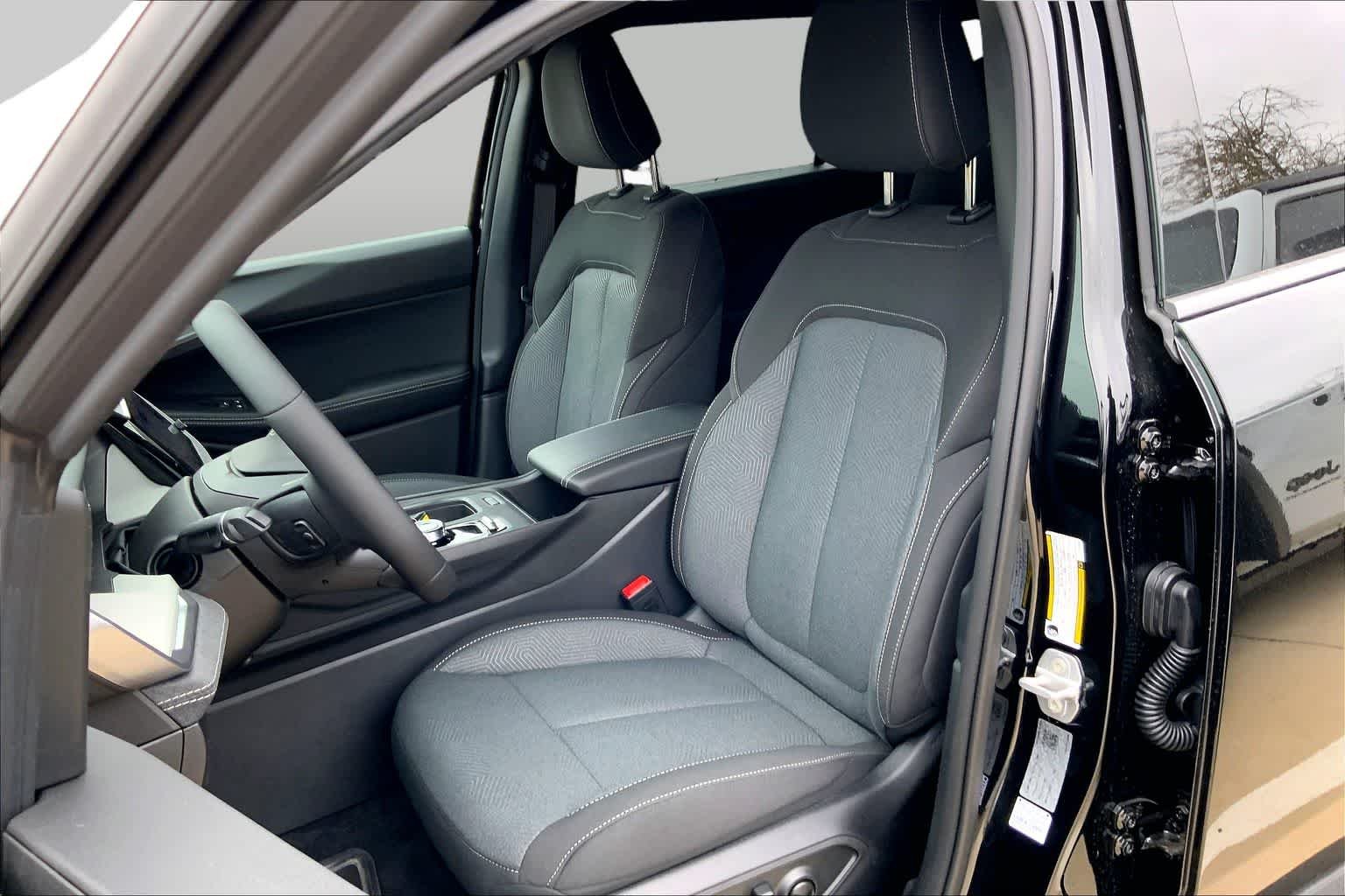 New 2026 Diamond Black Crystal Pearl-Coat Exterior Paint Jeep Laredo image 9