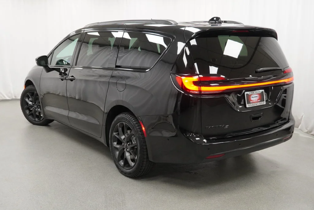 Used 2023 Black Chrysler Touring L image 23