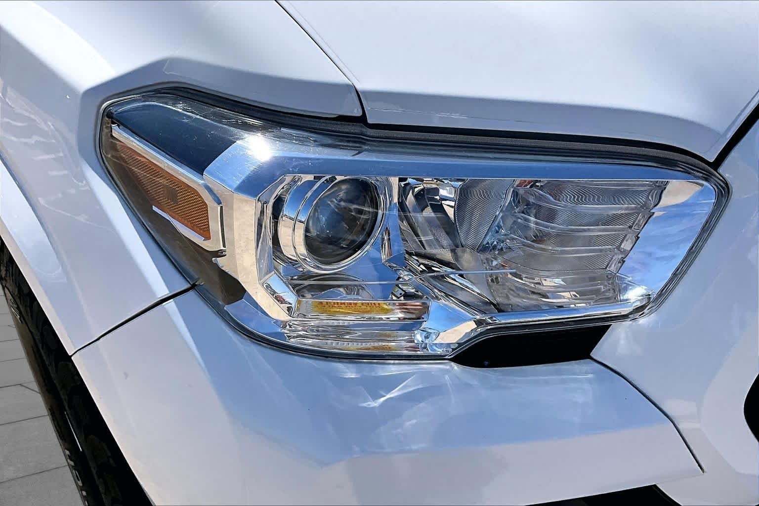 Used 2020 Super White Toyota SR5 image 28