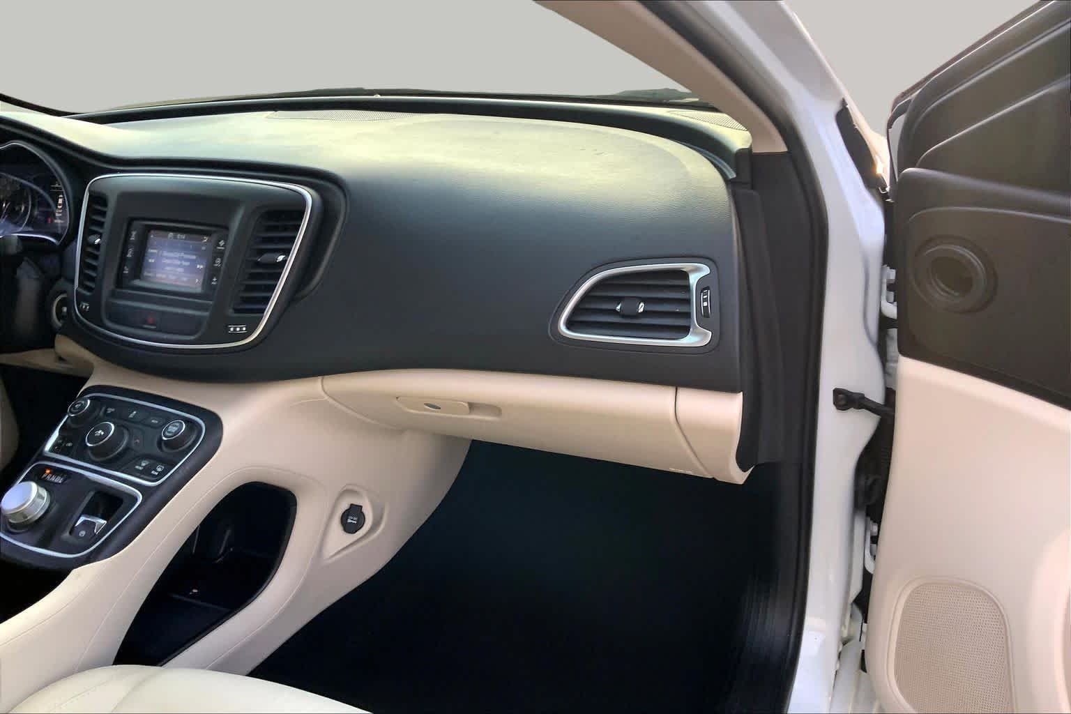 Used 2015 Bright White Clearcoat Chrysler Limited image 15