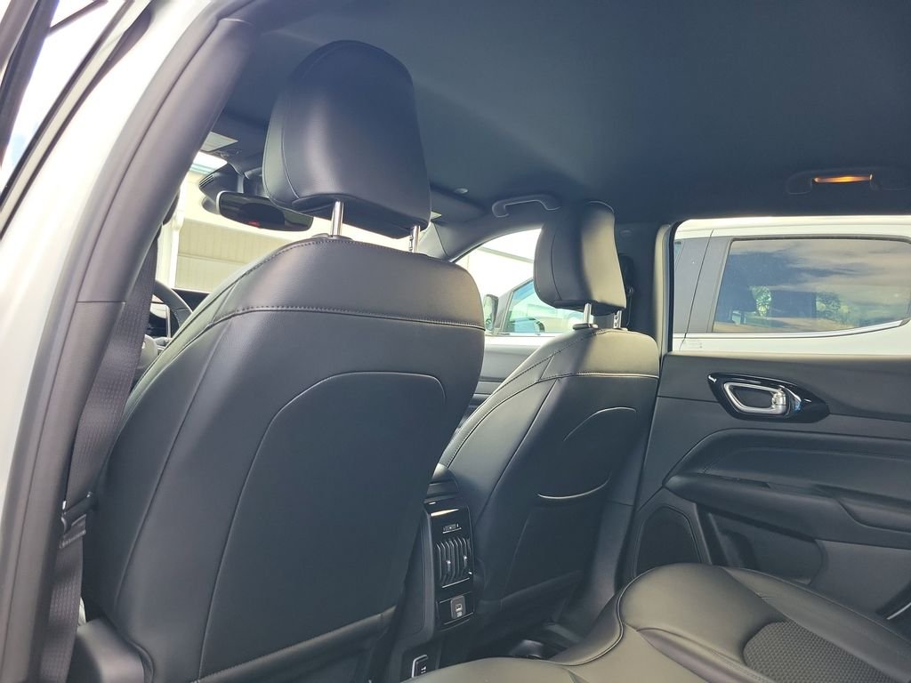 New 2026 Bright White Clearcoat Jeep Latitude image 10