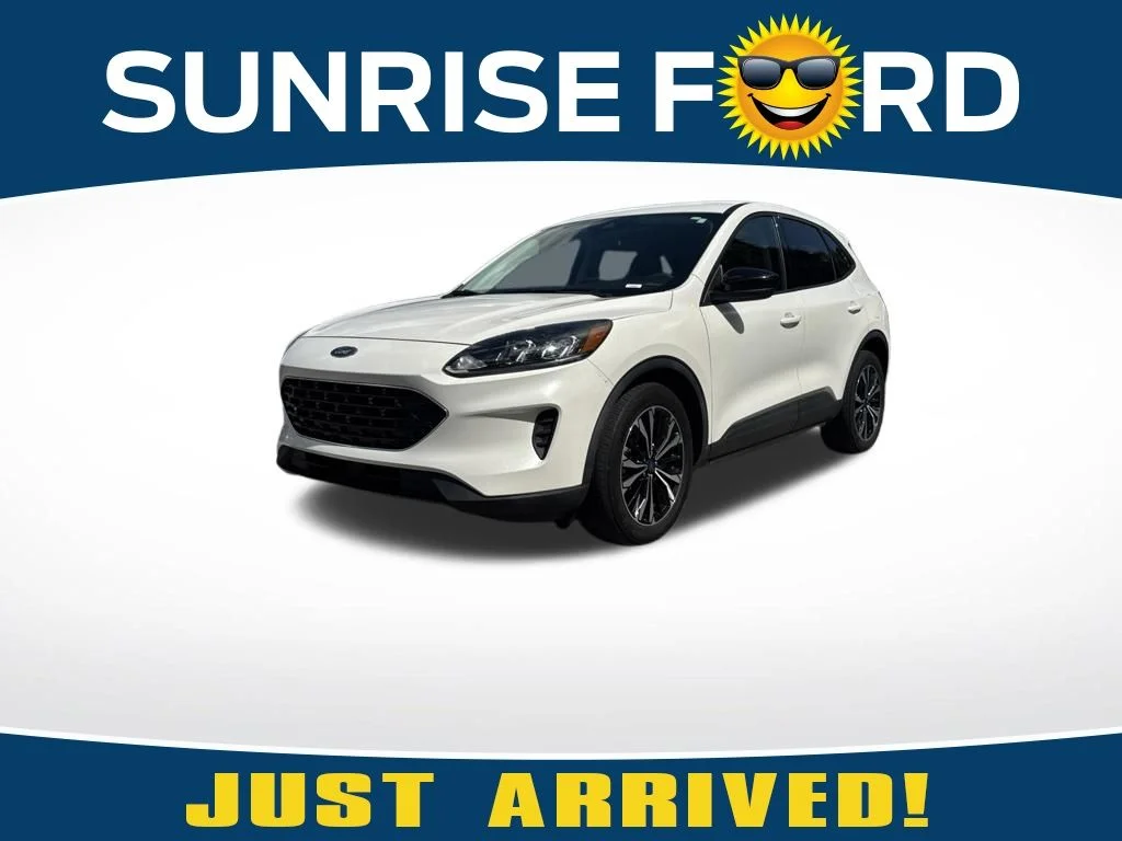 Used 2022 White Metallic Ford SE image 1