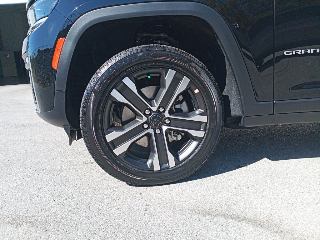 New 2027 High-Gloss Black Paint Jeep Limited image 10