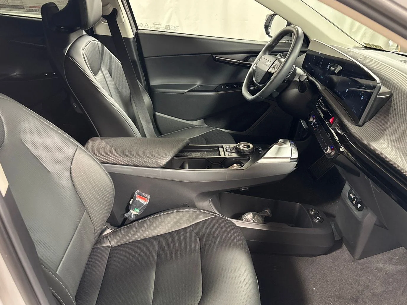 New 2026 Gray Metallic Kia Wind image 25
