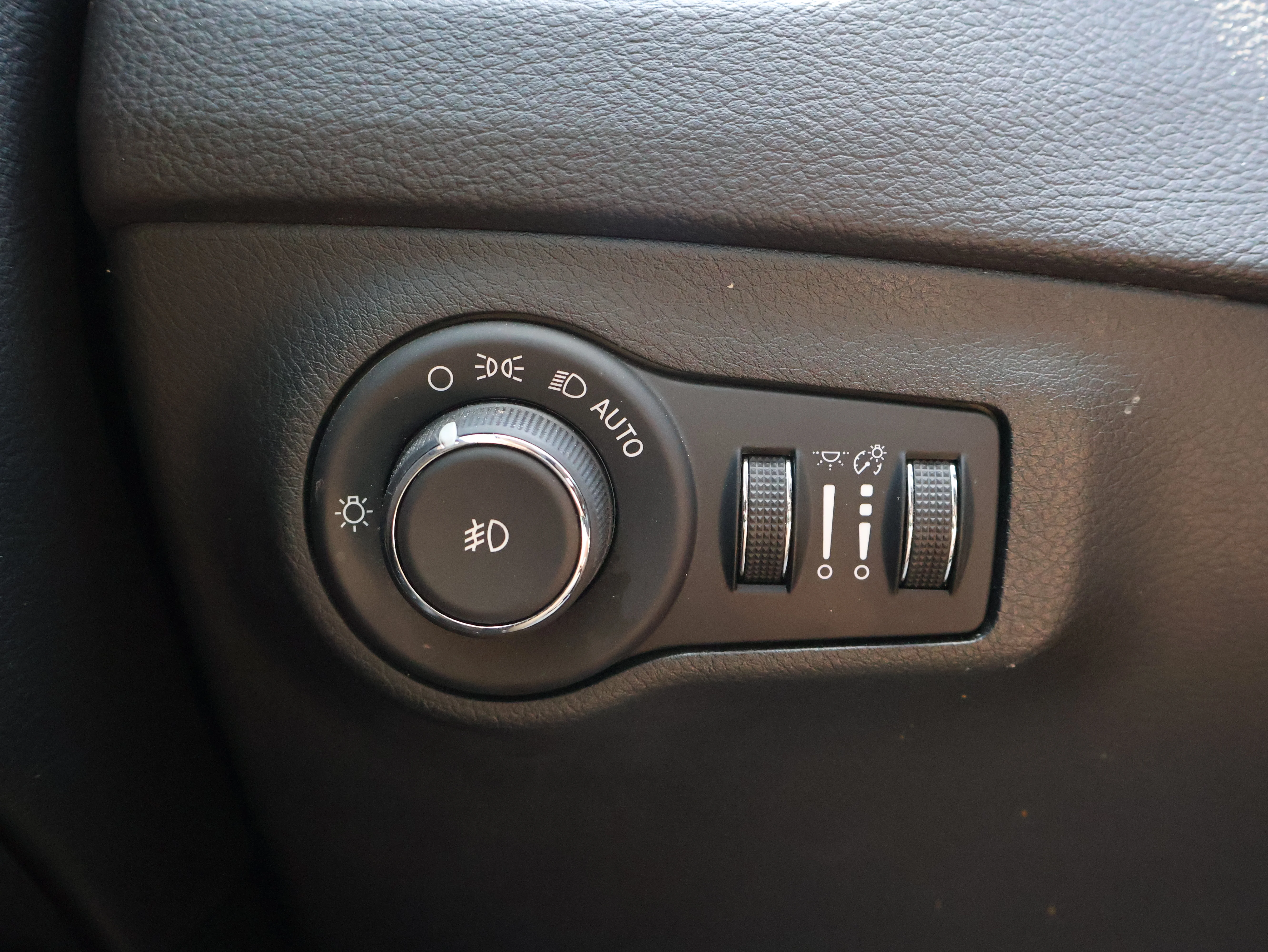 Used 2018 Granite Crystal Metallic Clearcoat Jeep Altitude image 39