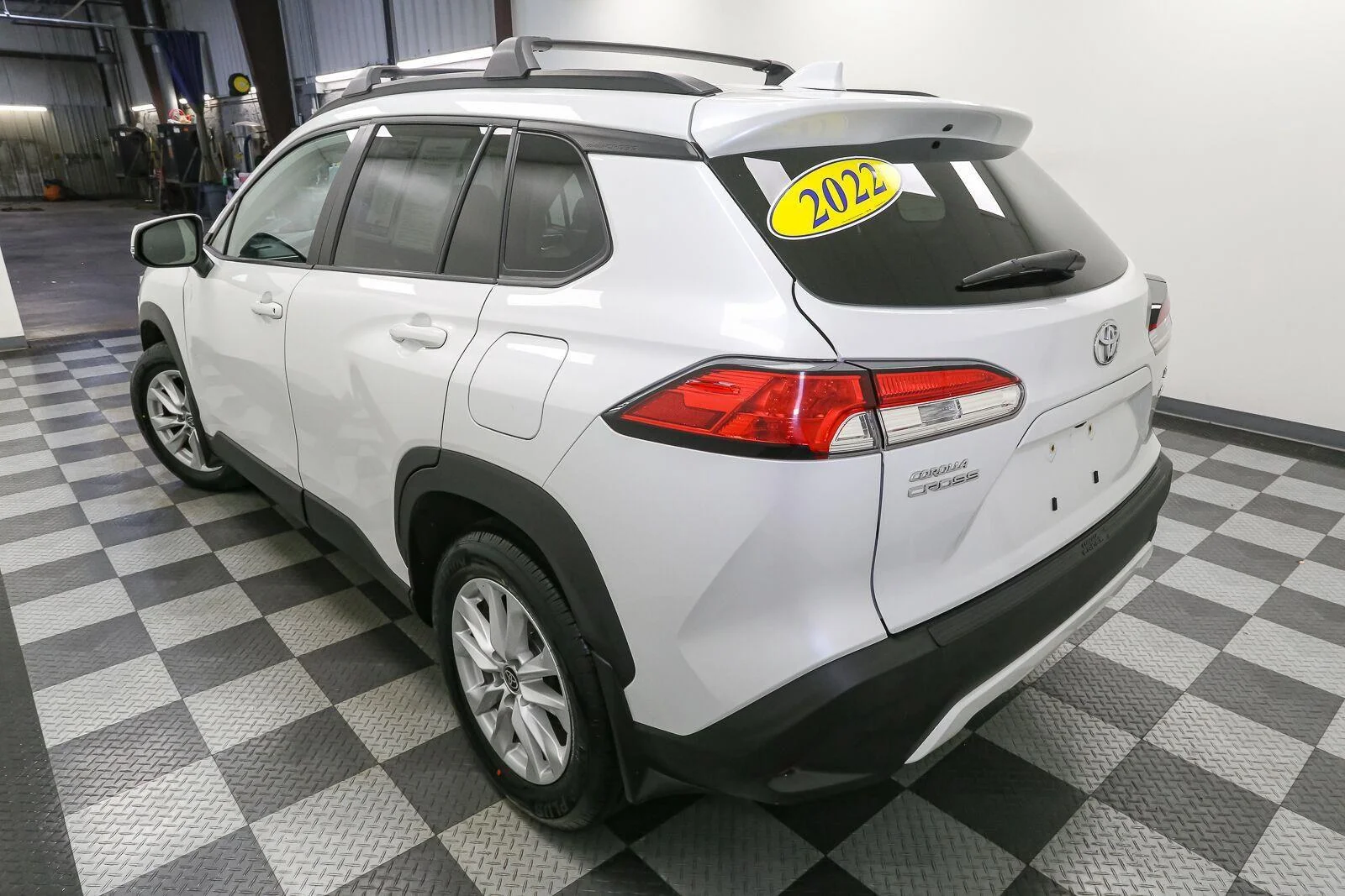 Used 2022 Wind Chill Pearl Toyota LE image 10