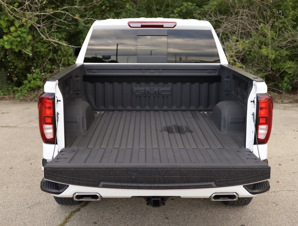 Used 2025 Summit White GMC Elevation image 28