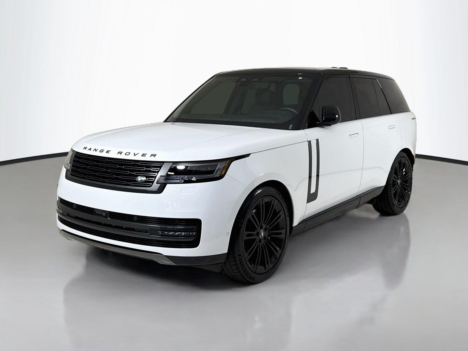 Used 2024 Fuji White Land Rover SE | Blackout Pkg | 360 Camera | Heated/Vented Seats image 10