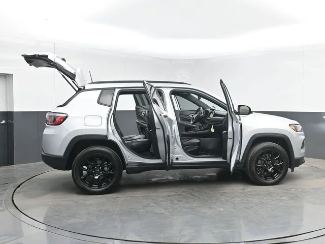 Used 2025 Silver Jeep Latitude image 47