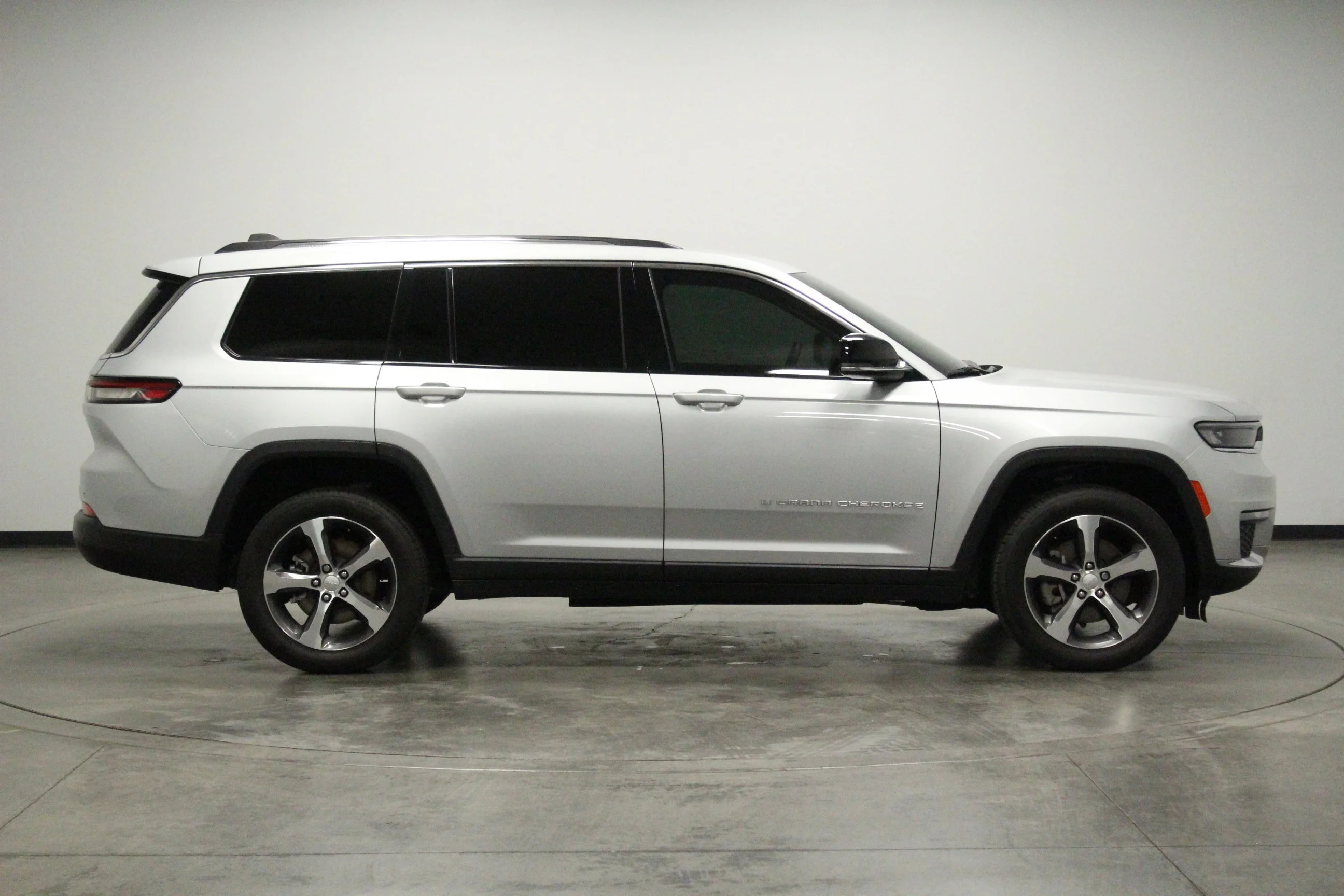 Used 2023 Silver Zynith Jeep Limited image 9