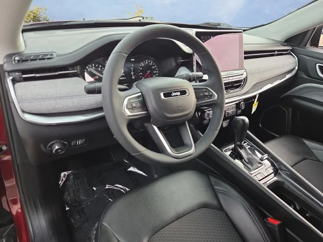 Used 2022 Red Jeep Latitude image 10