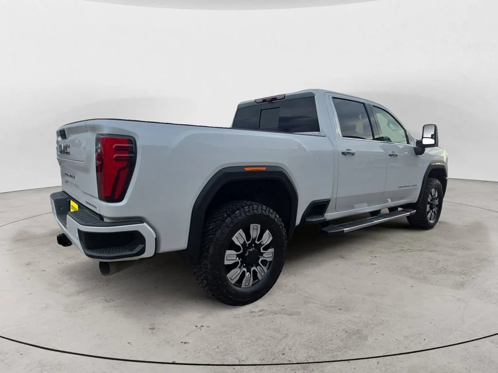 Used 2024 White Frost Tricoat GMC Denali image 5