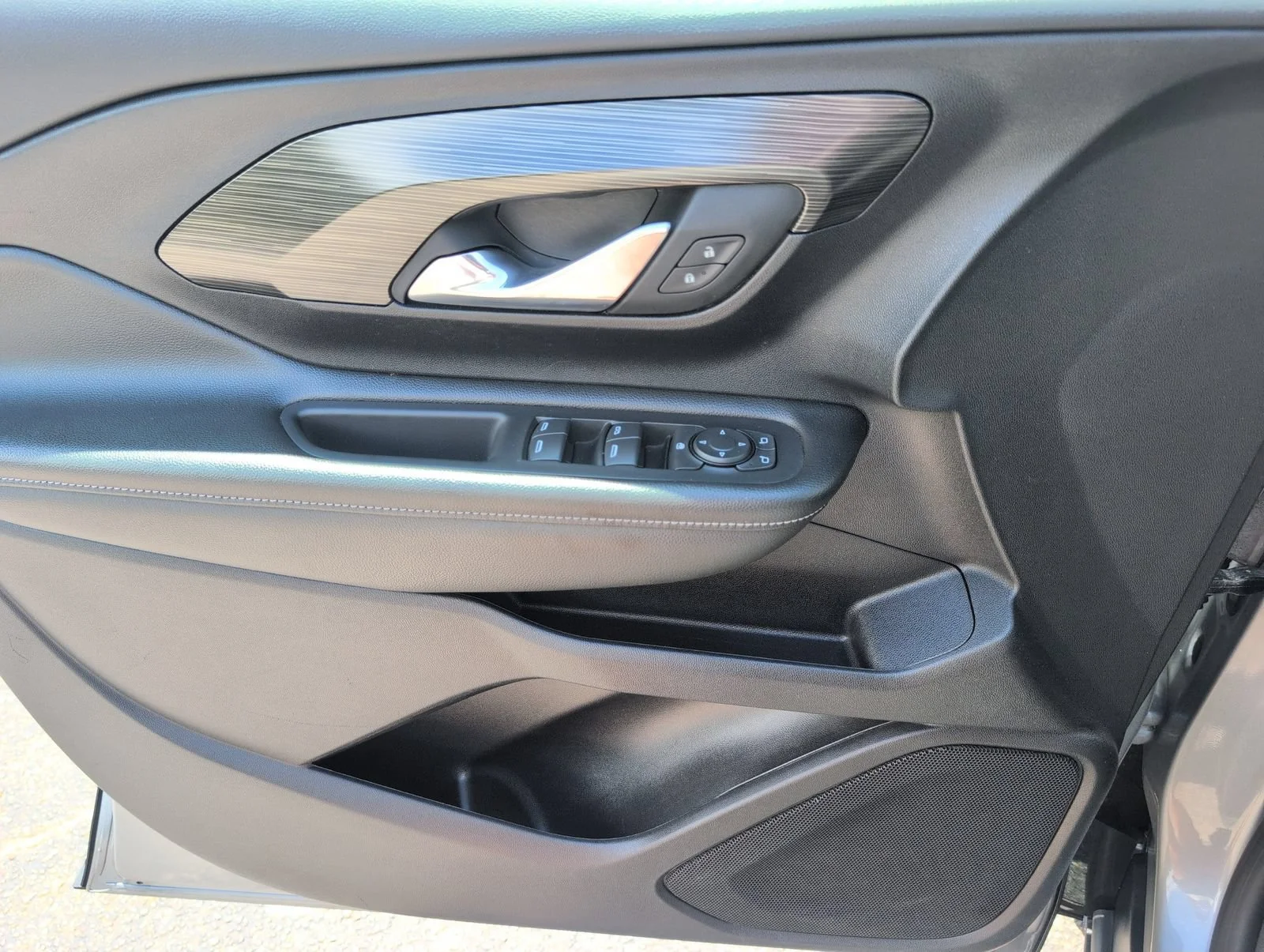 Used 2024 Sterling Metallic GMC SLE image 15