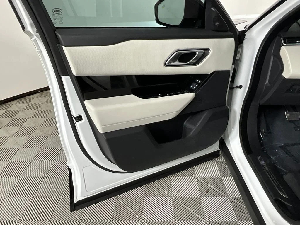 Used 2023 White Land Rover R-Dynamic S MHEV image 19