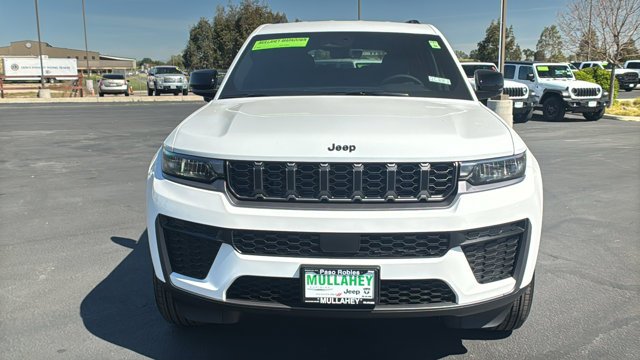 New 2026 Bright White Clear-Coat Exterior Paint Jeep Laredo Altitude image 8
