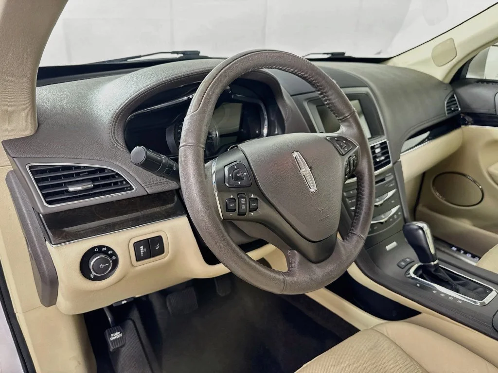 Used 2019 White Lincoln Standard image 10