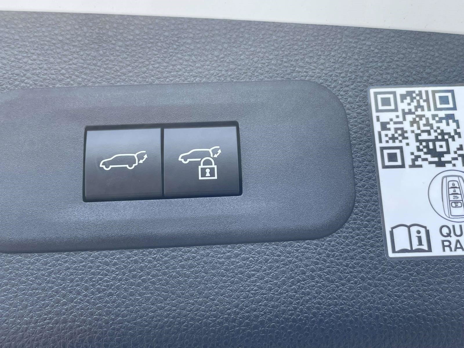 Used 2025 Oxygen White Toyota XLE image 11