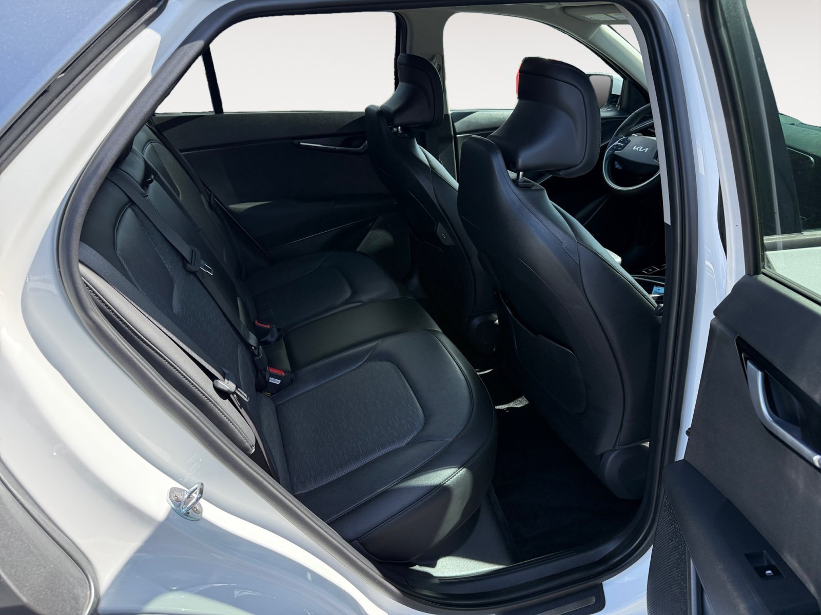 Used 2023 Snow White Pearl Kia Wave image 18