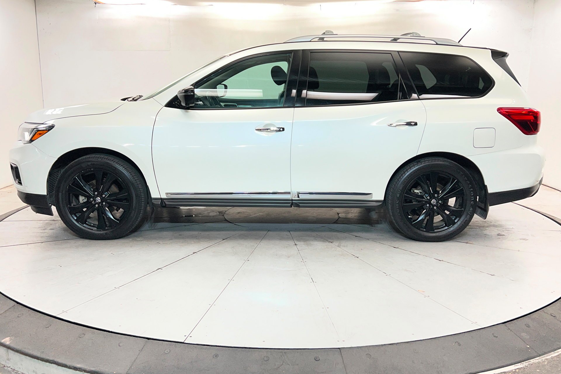 Used 2017 Pearl White Nissan Platinum image 2