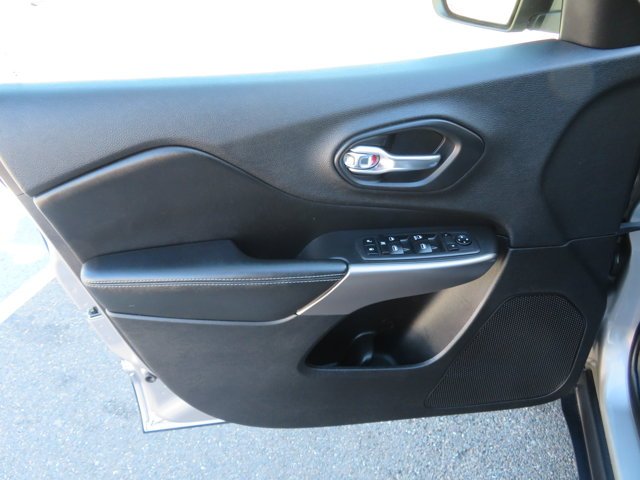 Used 2019 Gray Jeep  image 19